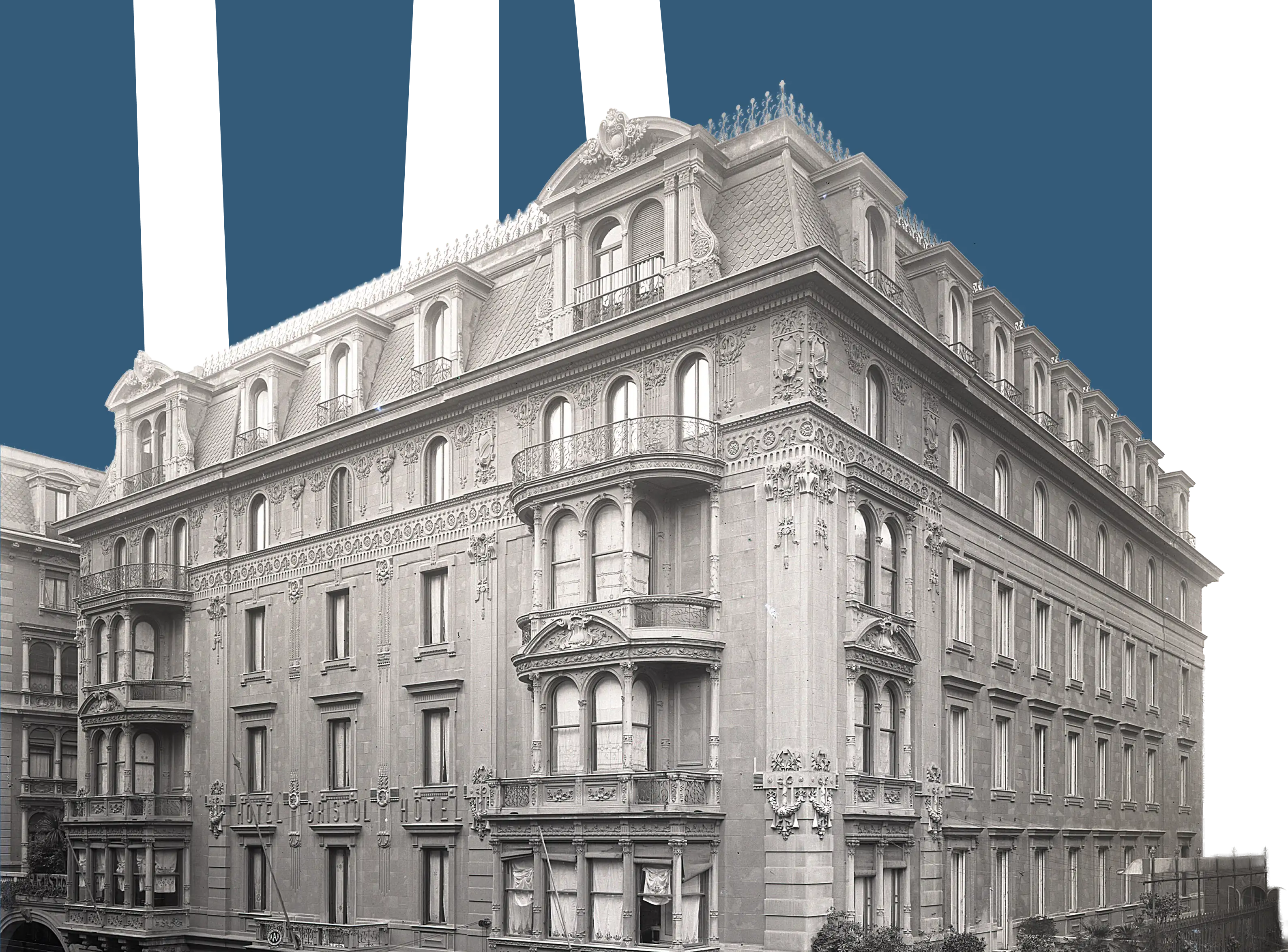 Fotografia storica in bianco e nero del Grand Hotel Bristol, imponente edificio a più piani con facciata riccamente decorata, finestre ad arco e balconi.